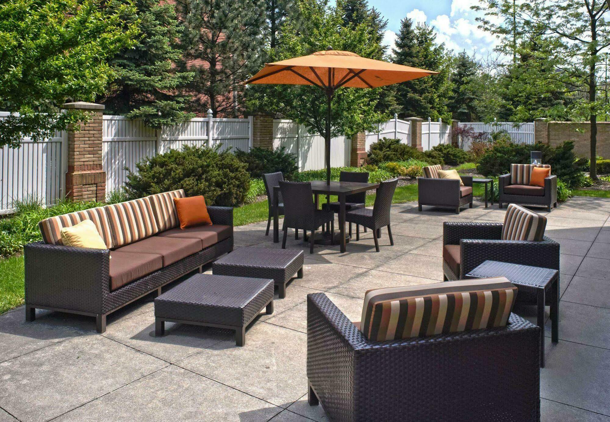 Courtyard Cleveland Independence Hotel Restaurant billede